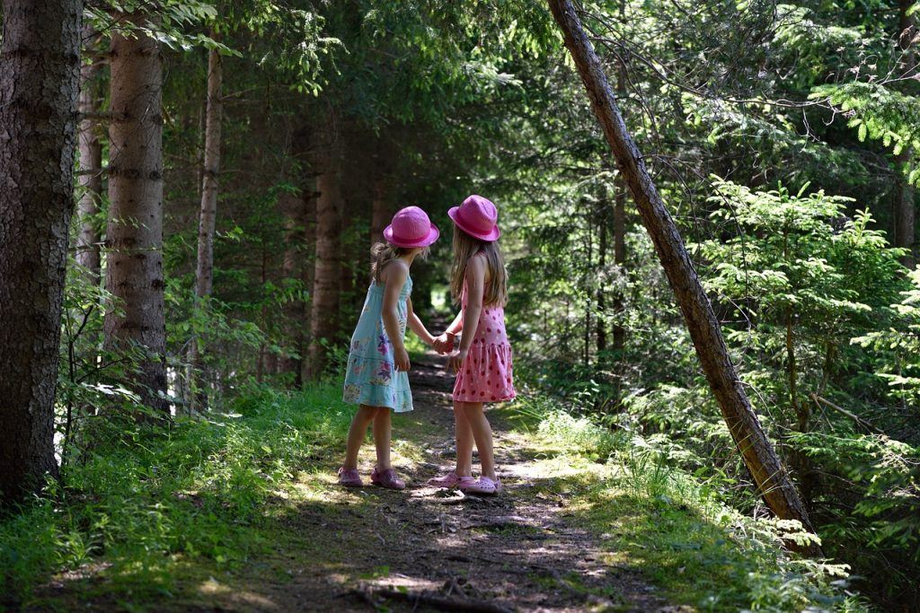 Mädchen im Wald, Pixabay, Petzibear